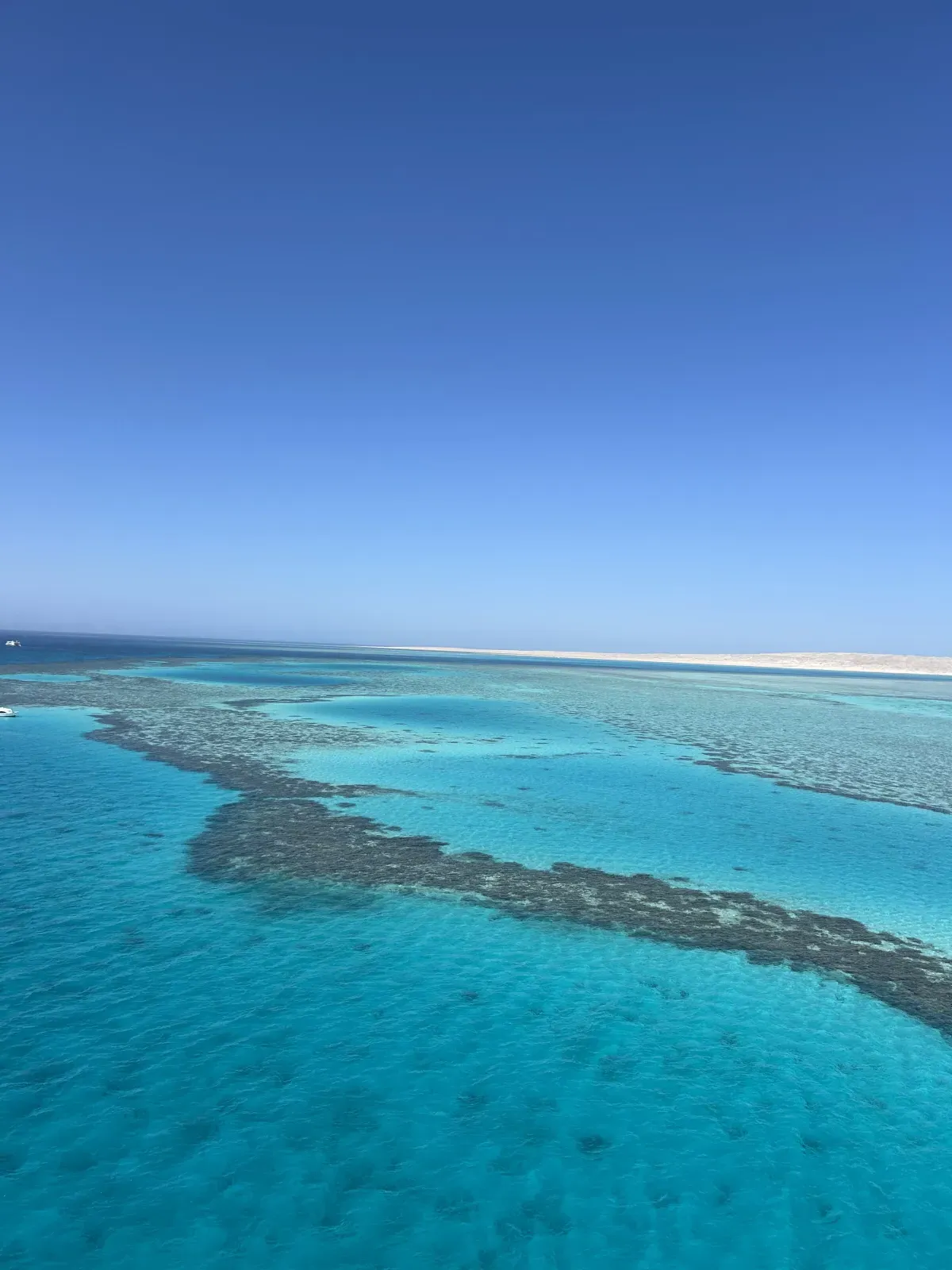 La mer Rouge vue du ciel : récifs et eau turquoise au large de Hurghada
