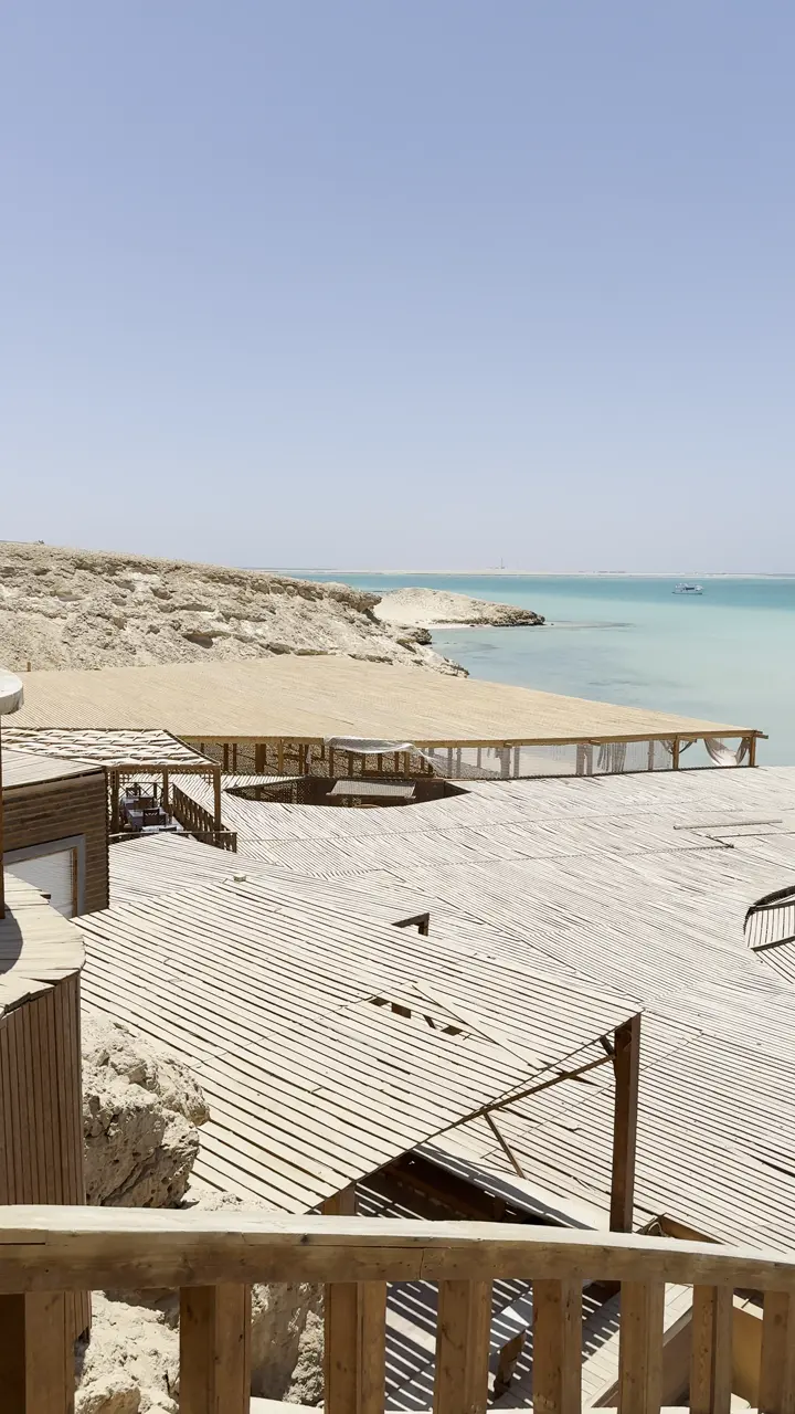 Plage de sable blanc et eau turquoise d'Orange Bay, un bateau au mouillage